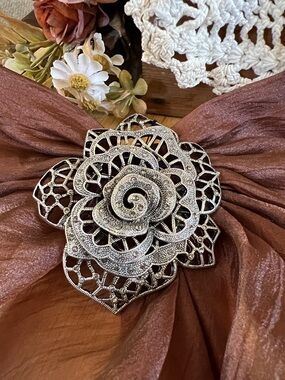 Vintage 1991 Floral Filagree Brooch